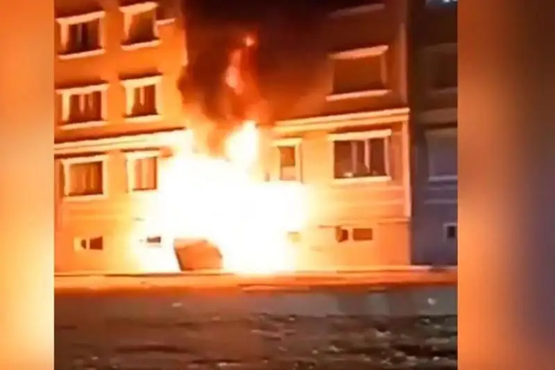 Aqtaýda kóligi turǵyn úıge soǵylyp, órtengen júrgizýshi jazalandy