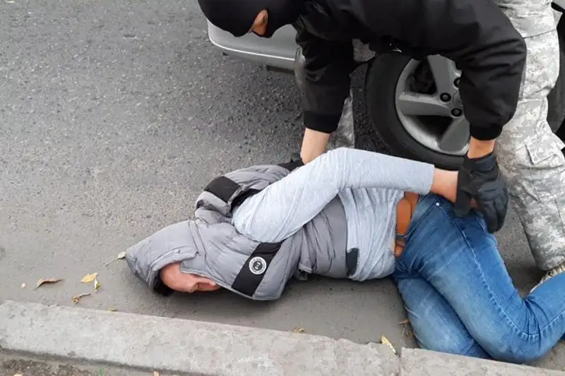 Almatyda sıntetıkalyq esirtki tasymaldaý kanaly áshkerelendi