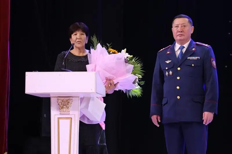 Қазіргі заман қаһарманы: Қызды құтқарып көз жұмған полицейдің анасы марапатталды
