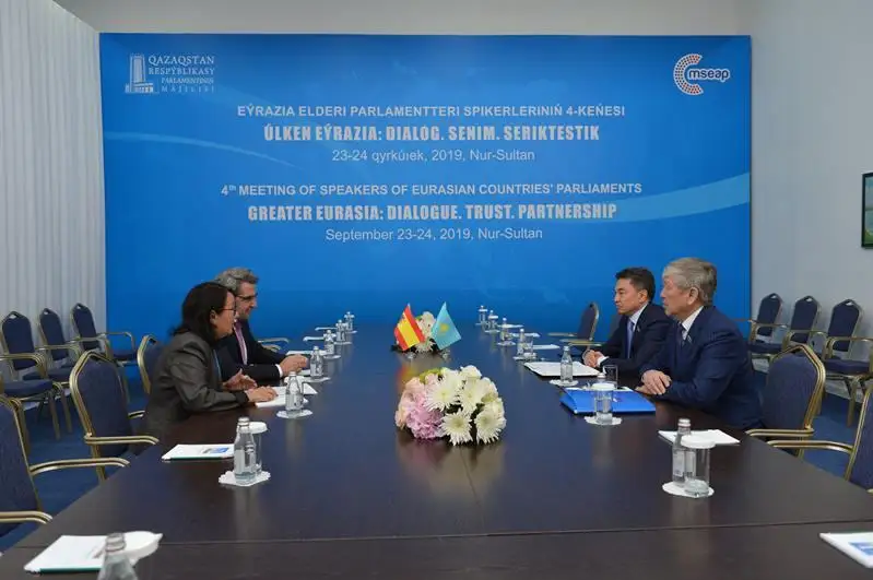 Asqar Shákirov sheteldik parlamentshilerdi Qazaqstanmen yntymaqtastyqty keńeıtýge shaqyrdy