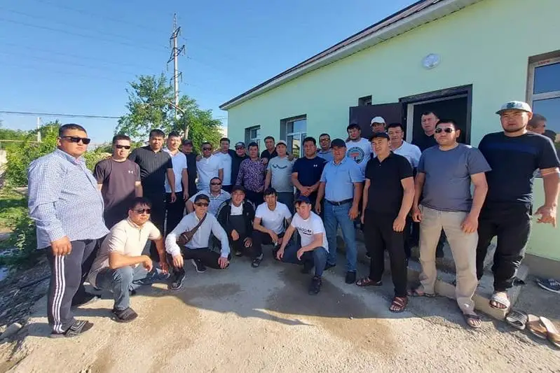 Túrkistanda 2000 jylǵy mektep túlekteri muqtaj synyptasyna úı salyp berdi