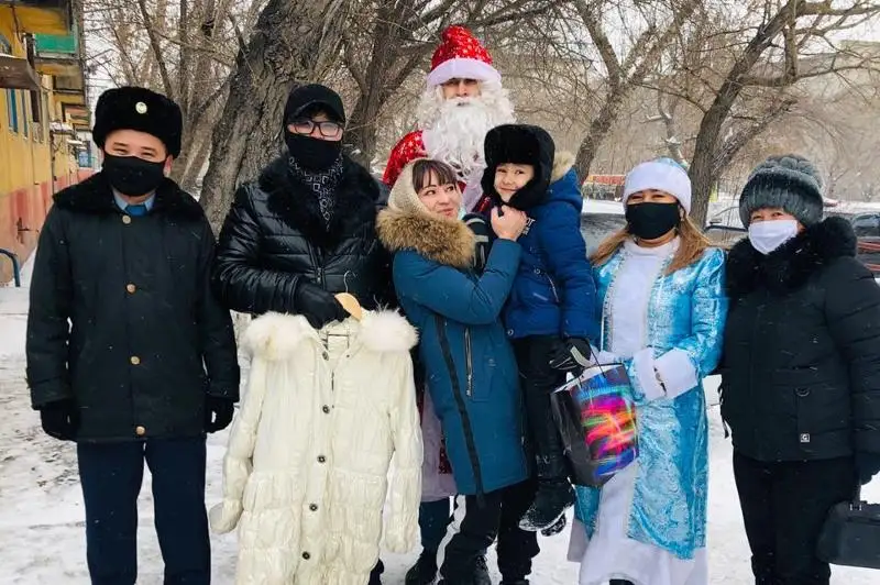 Новогодние подарки вручили особенным детям сотрудники ДУИС в Семее