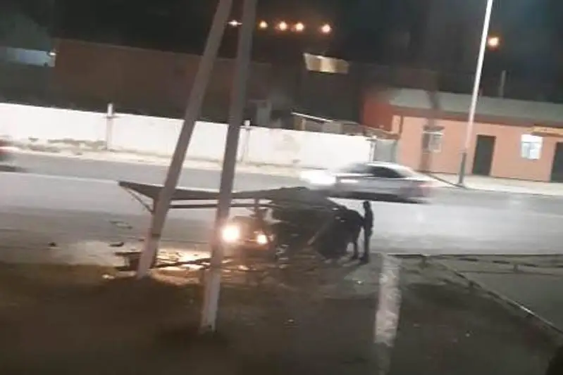 Қызылордада жеңіл автокөлік аялдаманы қиратып тастады