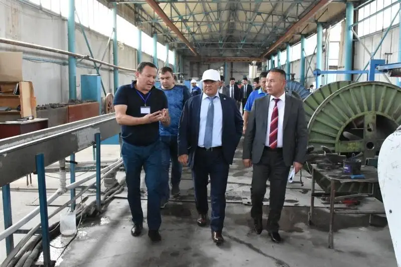 Ómirzaq Shókeev Saıramda jem shyǵaratyn zaýyttyń qurylysymen tanysty