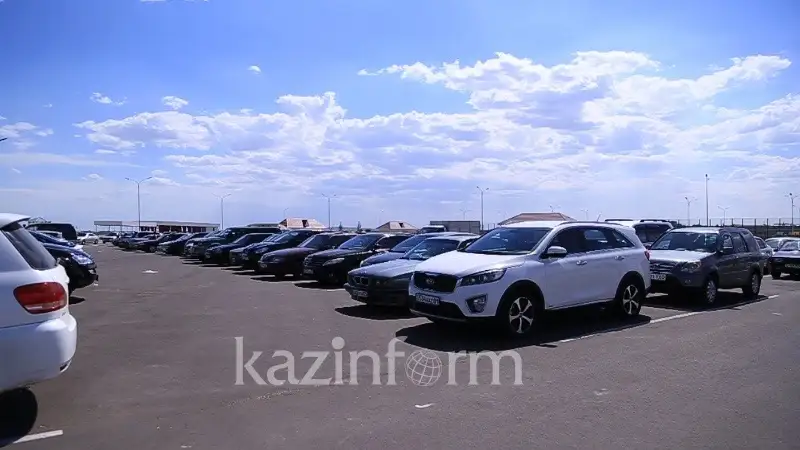 Жағажайдағы жалаңаш кемпірлер