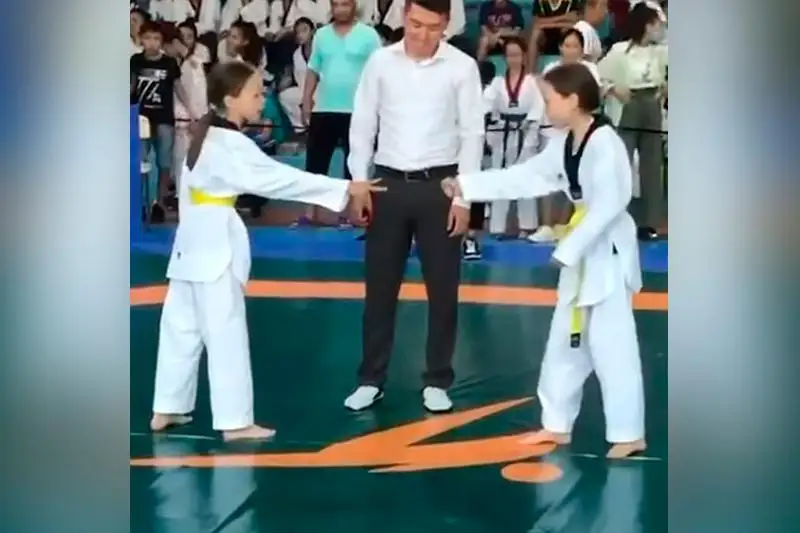 Aqtaýlyq taekvondoshy egiz qyzdar fınalda bir-birimen jekpe-jekke shyǵýdan bas tartty