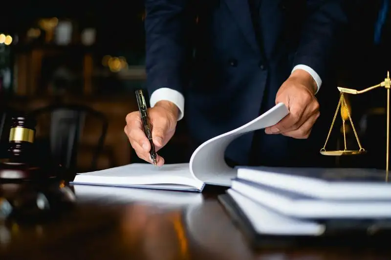 Advokat pen prokýrordyń quqyqtaryn teńestirý kerek - zań mamany