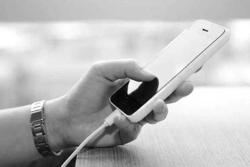 Almaty oblysynda oqýshy qyzdy uıaly telefonnan qalaı toq soqqanyn ákesi aıtyp berdi