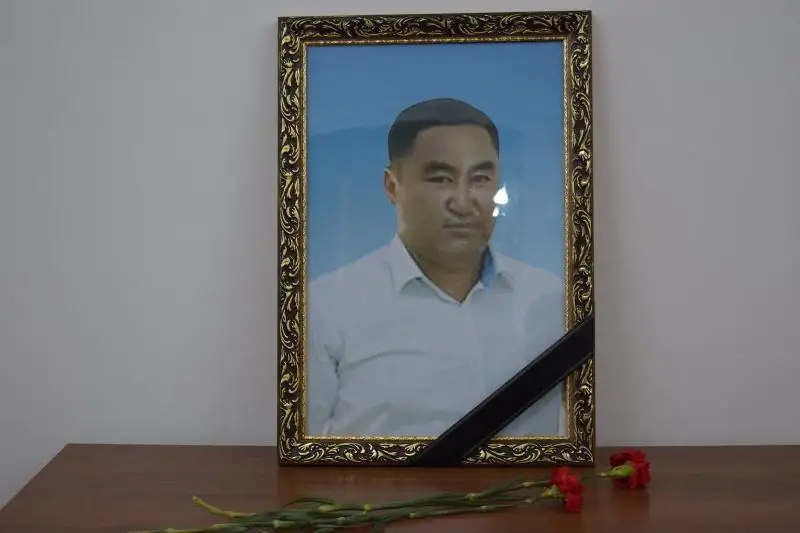 Brakonerlerdi ustaý barysynda kóz jumǵan qoryqshynyń otbasyna memlekettik nagrada tabys etildi