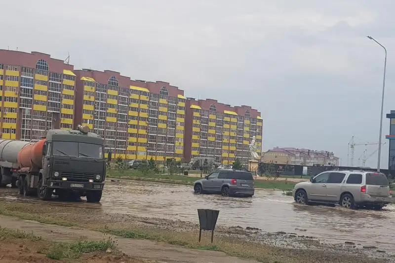 Aqtóbede nóser jaýynnan kóshelerdi sý basty