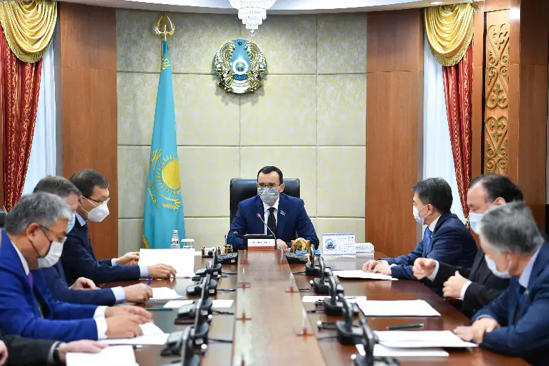 Úsh jylǵa arnalǵan respýblıkalyq bıýdjet Senatqa kelip tústi