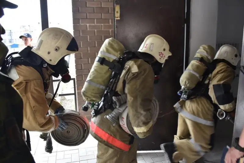 Petropavlda órt sóndirýshiler 18 qabatty ǵımaratqa satymen jyldam kóterilýden jarysty