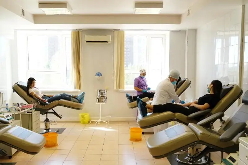 Nur-Sultanda kúnine 150-ge jýyq adam qan tapsyrady