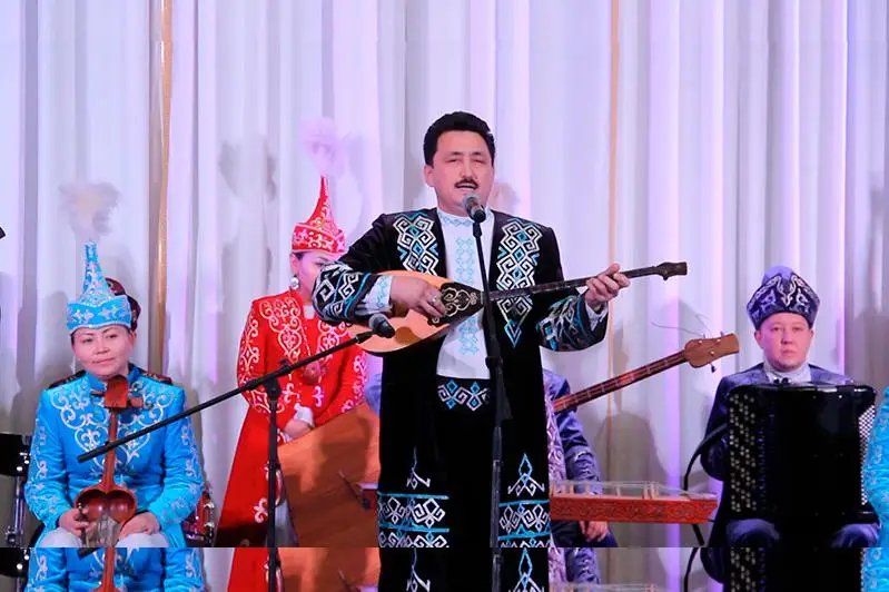Qaraǵandyda Mádı Bapıuly atyndaǵy dástúrli án oryndaýshylar baıqaýy ótýde