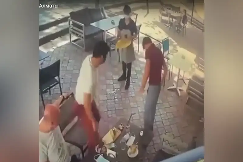 Almatyda kafege kelgen er adam daıashyǵa qol jumsady