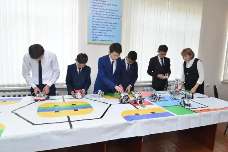 Shymkentte mektepter arnaıy robototehnıka kabınetterimen jabdyqtalýda