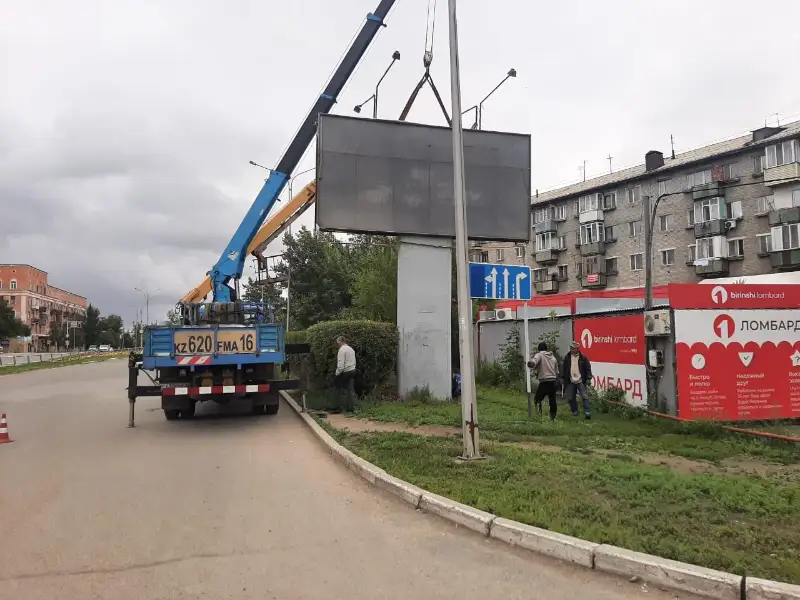 ShQO-da jol belgilerin jaýyp turǵan jarnama bılbordtary alyndy