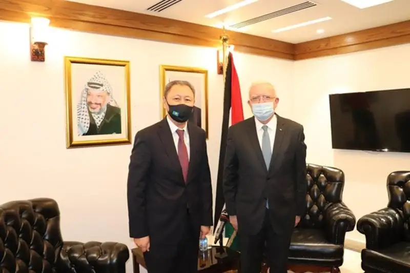 Посол Казахстана вручил копии верительных грамот главе МИД Палестины