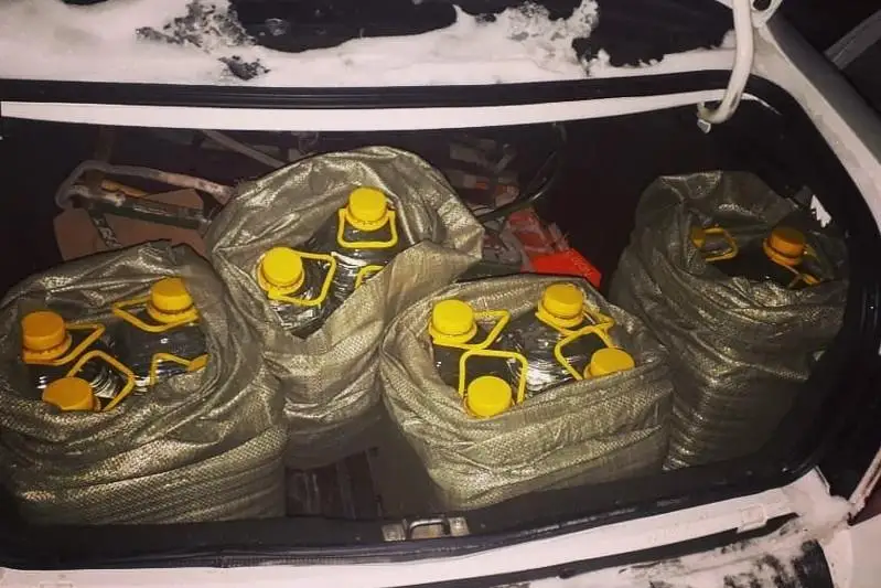 Óskemen turǵyny kólikpen 100 lıtrden astam alkogoldi ishimdik tasymaldaǵan