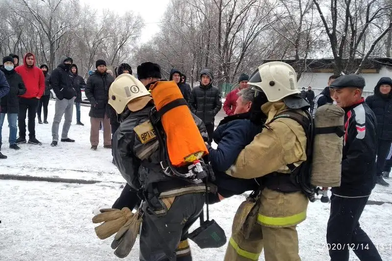 Almatyda jataqhanadan órt shyǵyp, bir adam qutqaryldy