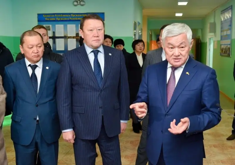 Saparbaev Soltústik Qazaqstan oblysynda qonys aýdarýshylarǵa arnalǵan úılerdi aralady
