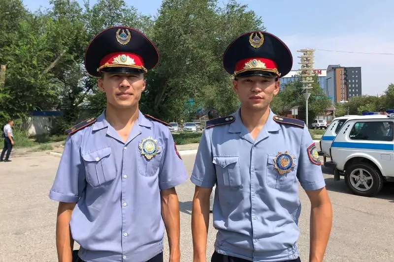 Atyraýda polıtseıler sýǵa batqan adamdy qutqaryp aldy