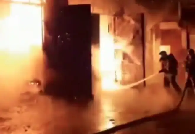 Almatyda kólik jóndeıtin orynnan órt shyǵyp, 20 mashına janyp ketti