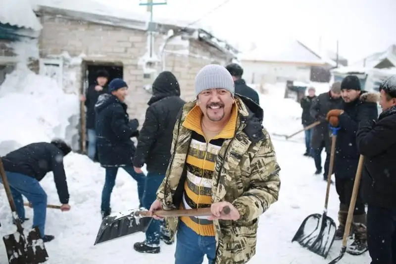 #BizBirgemiz: Q.Qýanyshbaev atyndaǵy teatr ujymy qart ájeniń aýlasyndaǵy qardy kúrep berdi
