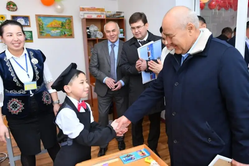 Ómirzaq Shókeev Arystaǵy balalar úıine bardy