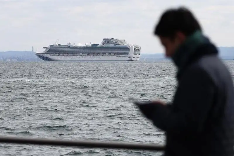 Koronavırýs: Japonııada 3500 jolaýshy kemeden shyǵa almaı otyr