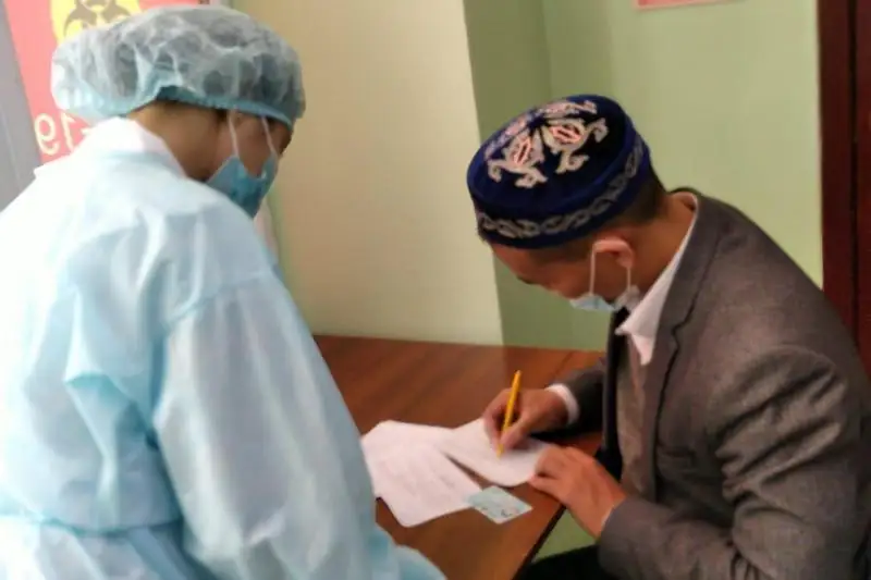 Almatyda dinı birlestik ókilderi koronavırýsqa qarsy vaktsına saldyrdy
