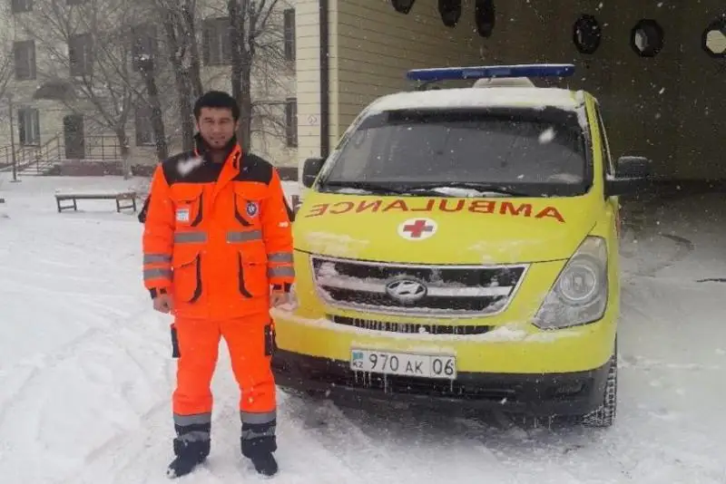 Atyraýda júkti áıel jedel járdem kóliginde bosandy