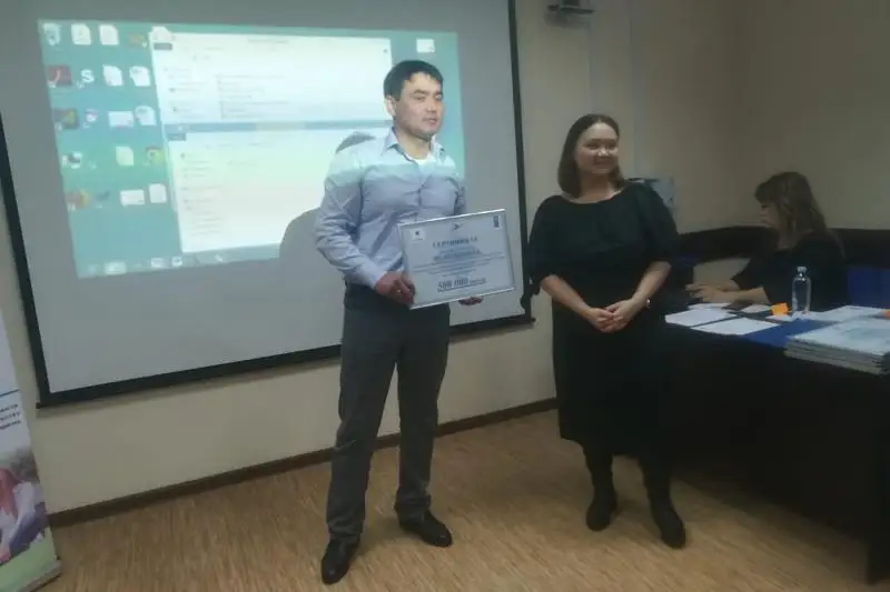 Aqtóbede jas kásipkerler qaıtarymsyz grant utyp aldy