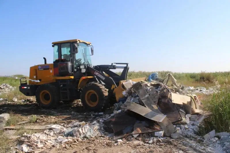 Есіл өзенінің жағалауынан 5 жүк көлігі толы қоқыс шығарылды