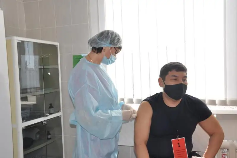Qostanaılyq qutqarýshylarǵa koronavırýstan vaktsına salyna bastady