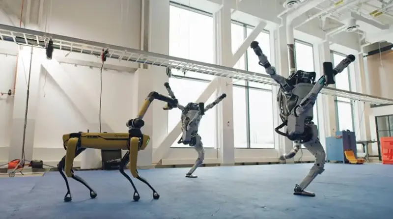 Boston Dynamics kompanııasy 4 robotty birge bıleýge «úıretti»