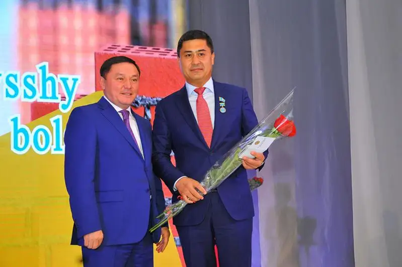 Aqmolada bir top qurylysshy kásibı merekege oraı marapattaldy