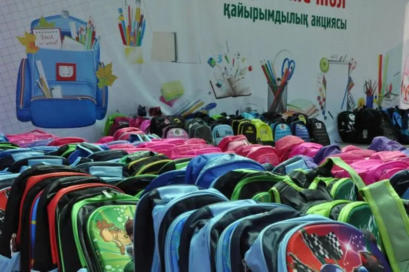 «Nur Otan» partııasynyń Túrkistan oblystyq fılıaly 55 balany mektepke daıyndady