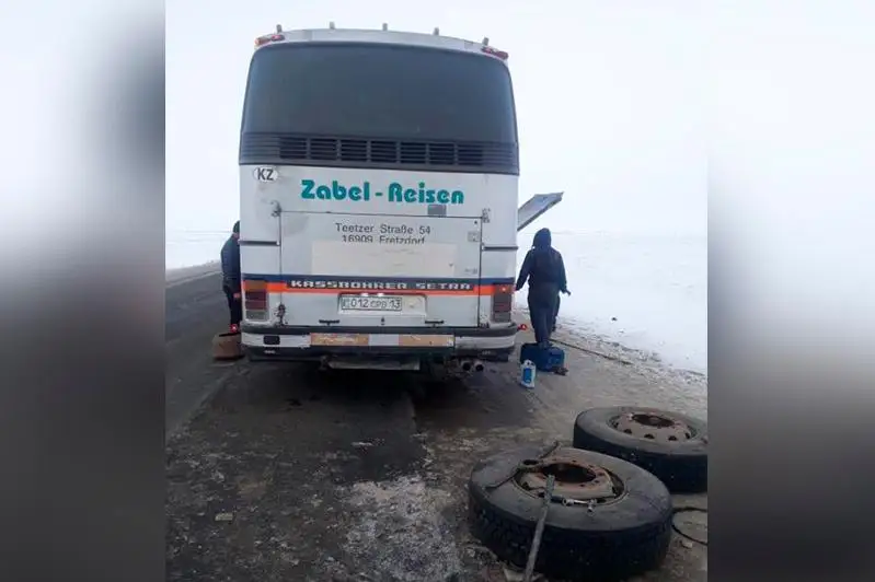 Aqtóbede jolaýshy toly avtobýs jolda buzylyp qaldy
