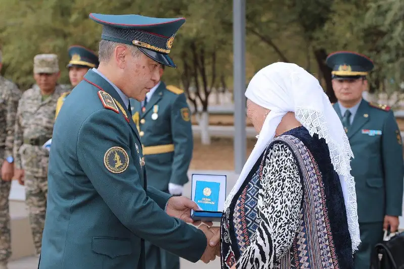 Arysta qaza tapqan áskerı qyzmetshiler «Aıbyn» ordenderimen marapattaldy