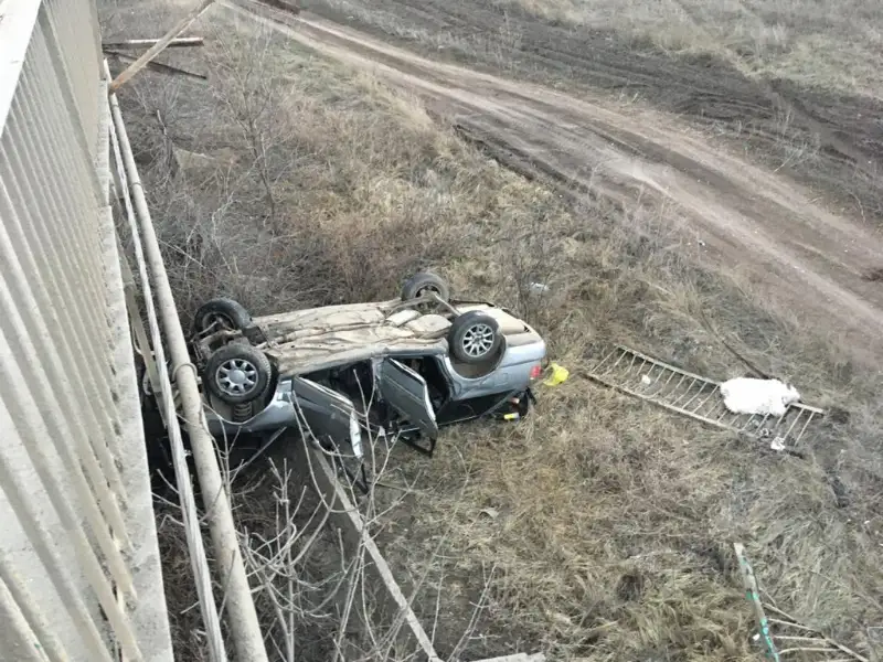 Оралда мас жүргізуші айдаған көлік көпірден ұшып кетті
