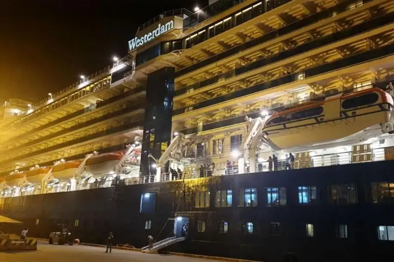 Koronavırýs: 5 el bas tartqan krýızdik laınerdi Kambodja qabyldady