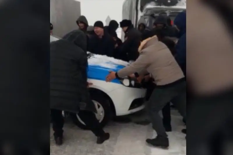 Júrgizýshiler polıtseılerge qarsylyq kórsetip, jabyq trassaǵa shyqpaq boldy