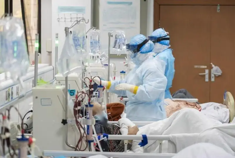 Almatyda kornovırýs juqtyrǵan 16 naýqastyń bireýiniń jaǵdaıy aýyr