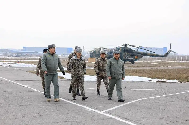 Qorǵanys mınıstri Taldyqorǵan jáne Almaty garnızondaryna bardy