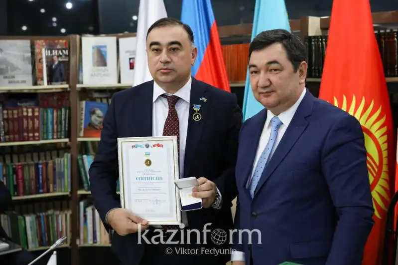 Ázerbaıjannyń Qazaqstandaǵy elshisi Halyqaralyq Túrki akademııasynyń altyn medalimen marapattaldy