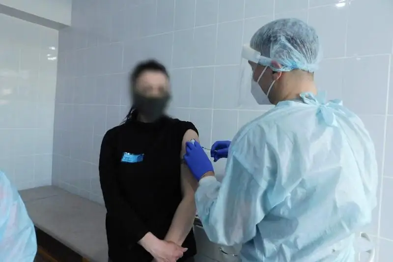 Qaraǵandy oblysynyń kolonııalarynda vaktsınatsııanyń birinshi kúni 600 adam ekpe aldy