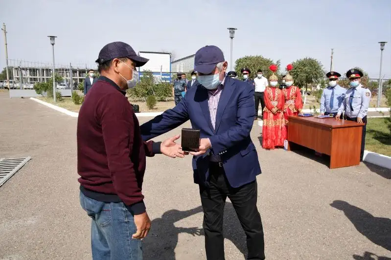 Berdibek Saparbaev Moıynqumda joǵalǵan balany tapqan turǵyndy marapattady