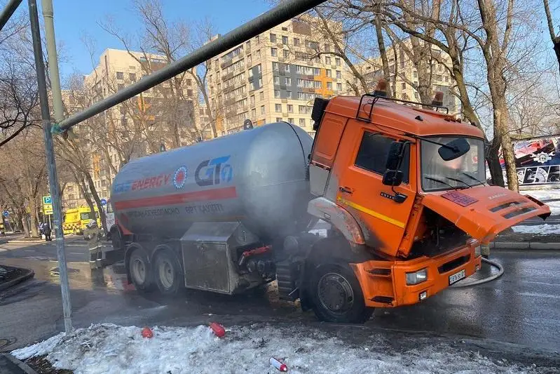 Almatyda gaz tasymaldaıtyn kólik jarylýdan ázer aman qaldy