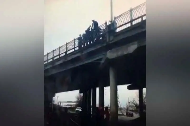 Оралда көпірден секірмек болған ер адам құтқарылды